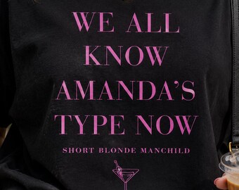 We All Know Amanda's Type Now T-Shirt | Funny Phrase Graphic Tee | Pink Script Shirt | Trendy Unisex Statement Tee | Viral Quote Top