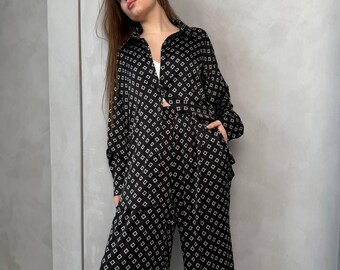 Conjunto oversize de seda negra para mujer: camisa estampada y pantalones de pierna ancha. Conjunto de dos piezas de corte holgado, estilo casual y urbano.