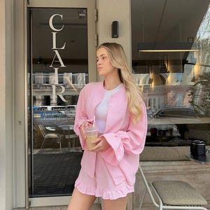 Ensemble deux pièces en lin rose, chemise rayée et short à volants (tailles 42-46)