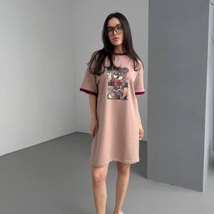 Oversized T-Shirt Kleid mit Kaninchen Cartoon Print – Beige Baumwolle Casual Dress – One Size Relaxed Fit