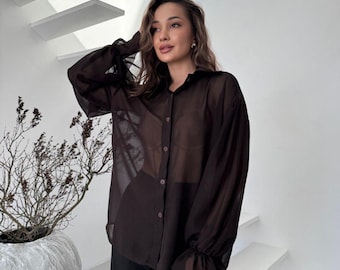 Mörk chokladfärgad sidenblus i överdimensionerad chiffong – Lyxig transparent skjorta för kvinnor – Elegant långärmad topp