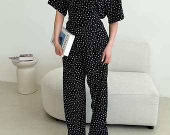 Conjunto de pantalón y falda de viscosa con lunares negros para mujer, estilo relajado y elegante, de pierna ancha.