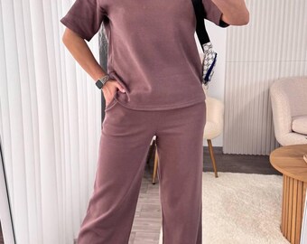 Conjunto de estar por casa de punto de algodón: corte relajado, manga corta y pantalón de pierna ancha.