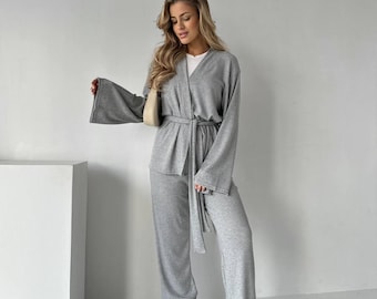 Loungewear-Set: Gerippter Baumwoll-Cardigan und weite Hose – leicht