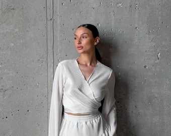 Completo due pezzi bianco plissettato, gonna-pantalone con volant, top corto con maniche a campana, completo per vacanze da sposa, abbigliamento estivo romantico