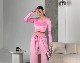Conjunto de salón de terciopelo rosa: top corto y pantalón de pierna ancha.