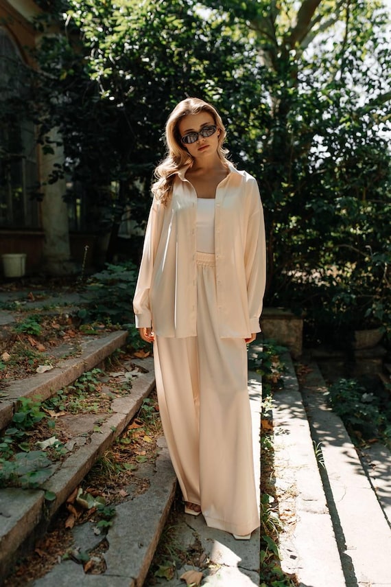 Conjunto extragrande de seda beige: pantalones anchos y camisa