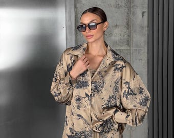 Conjunto de seda con estampado botánico, camisa beige extragrande y pantalones anchos (top tipo bandeau).