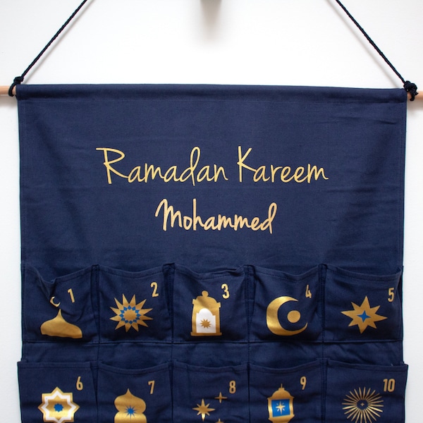 Personalized Ramadan calendar to fill, linen fabric, hanging with wooden rod, reusable (blue gold), Ramadan Kareem