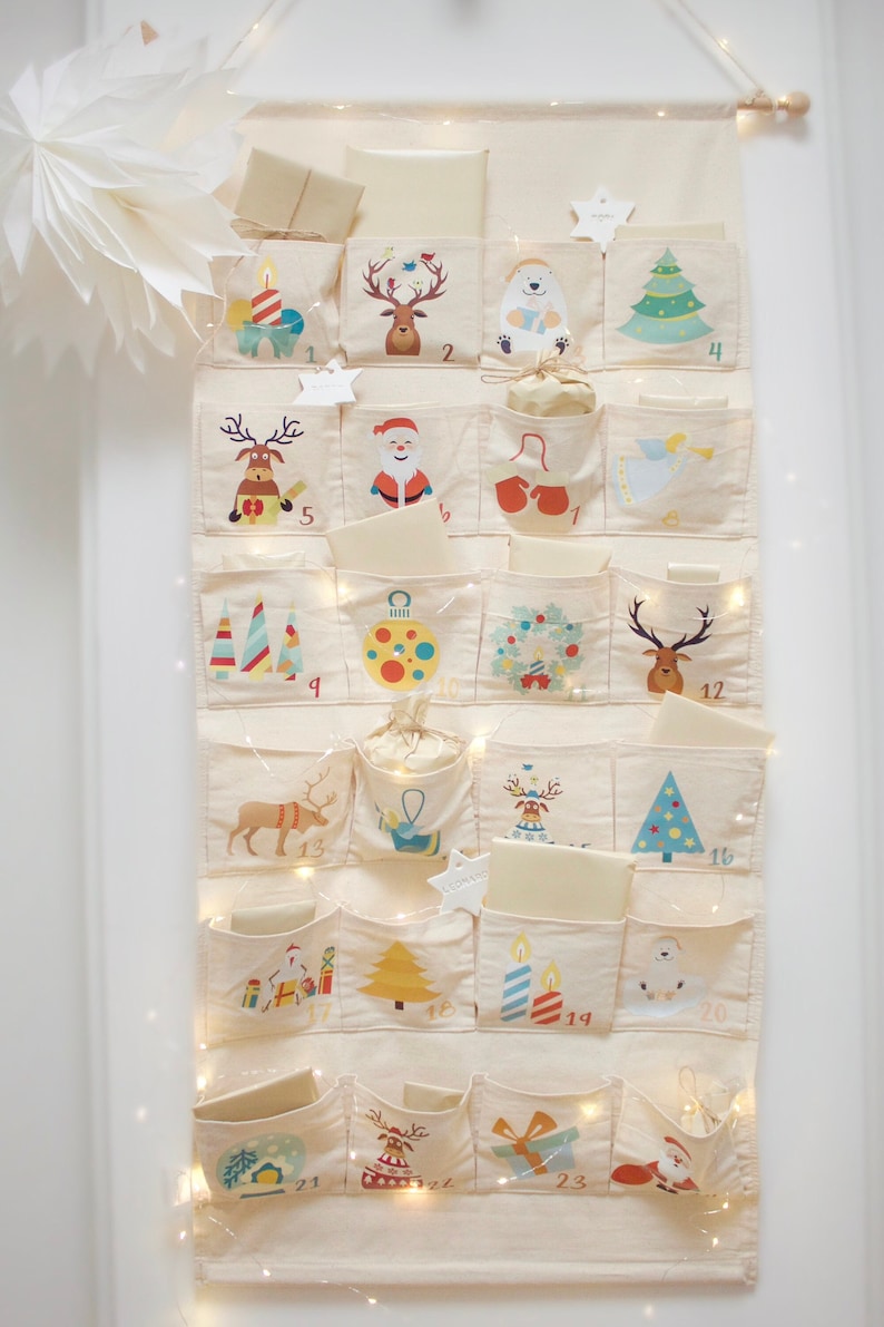 Beiger Adventskalender Leinen-Stoff zum Befüllen, für Kinder und Erwachsene, zum an die Wand hängen mit Kordel und Holzstange, Ziermotive, Rentier, Weihnachtsmann, Weihnachten, Dekoration für Geschenke, beige, rot, grün, blau, braun