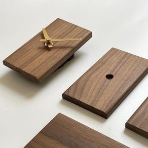 Framoku Mid Century Wanduhr Massiv Nussbaum Holz mit kupferfarbenen Uhrzeigern