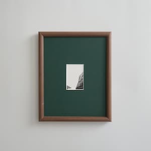Walnuss-Bilderrahmen 30 x 40 cm (12 x 16 Zoll) mit individuell anpassbarer Öffnung (2 x 3, 4 x 6, 5 x 7 Zoll). Holly Green