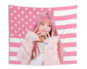 Kpop Illit Iroha ピンクアメリカ国旗タペストリー、コンサート