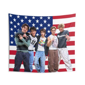 Tapiz de la bandera estadounidense de Cortis (Kpop) - Tapices de pared para interiores, decoración de habitaciones, arte mural para el hogar, regalo para fans del Kpop, decoración para amantes del Kpop, merchandising de Cortis