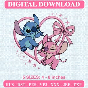 Könnte beinhalten: Digitales Stickmuster mit den Charakteren Stitch in Blau und Angel in Pink in einem rosa Herz mit Schleife und Sternen. Der Text lautet DIGITAL DOWNLOAD und 5 SIZES: 10 - 20 cm, gefolgt von den Formaten HUS, DST, PES, VP3, XXX, JEF, EXP.