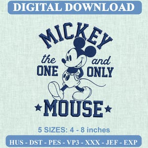 Könnte beinhalten: Ein digitales Stickmuster mit einer dunkelblauen Umrisszeichnung von Mickey Mouse und dem Text MICKEY the ONE and ONLY MOUSE. Das Design enthält den Text DIGITAL DOWNLOAD und 5 SIZES: 10 - 20 cm mit den Formaten HUS, DST, PES, VP3, XXX, JEF, EXP.