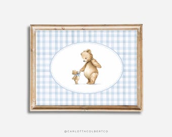 Puede incluir: Una impresión enmarcada con una ilustración de acuarela de dos osos de peluche. El oso más grande sostiene la mano de un oso más pequeño, ambos con lazos azules. El fondo tiene un patrón de cuadros azules y blancos.