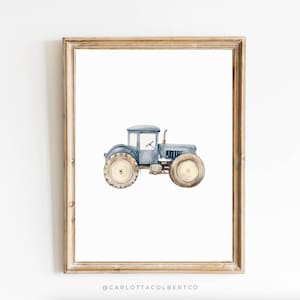 Puede incluir: Ilustración en acuarela de un tractor azul en un marco de madera. El tractor tiene neumáticos grandes y beige y un diseño detallado. La obra de arte está sobre un fondo blanco, creando una estética limpia.