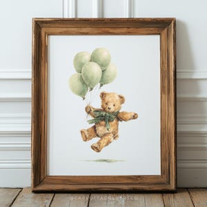 Pu&ograve; includere: Una stampa incorniciata con un'illustrazione ad acquerello di un orsacchiotto che fluttua con palloncini verdi. L'orso ha un fiocco verde ed &egrave; marrone chiaro. I palloncini sono di colore verde tenue. La cornice &egrave; in legno.