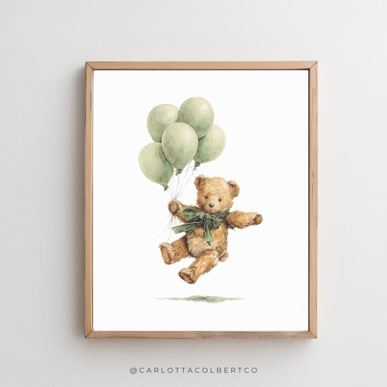 Pu&ograve; includere: Una stampa ad acquerello incorniciata raffigura un orsacchiotto marrone che fluttua con palloncini verdi. L'orso indossa un fiocco verde e sembra essere a mezz'aria. L'opera &egrave; ambientata su uno sfondo bianco, con una cornice in legno marrone chiaro.