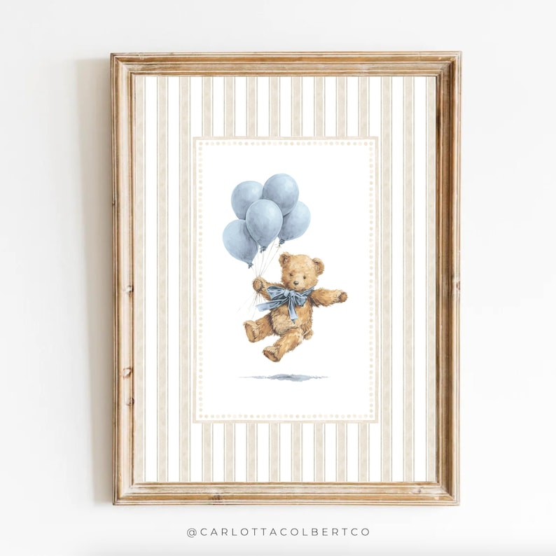 K&ouml;nnte beinhalten: Ein gerahmter Druck mit einer Aquarellillustration eines Teddyb&auml;ren, der mit blauen Luftballons schwebt. Der B&auml;r hat ein blaues Band und ist vor einem gestreiften Hintergrund platziert. Der Rahmen ist hellbraun.