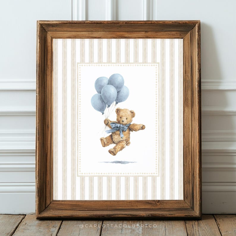 K&ouml;nnte beinhalten: Ein gerahmter Druck mit einer Aquarellillustration eines Teddyb&auml;ren, der mit blauen Luftballons schwebt. Der B&auml;r hat eine blaue Schleife und befindet sich vor einem gestreiften Hintergrund. Der Rahmen ist aus Holz.