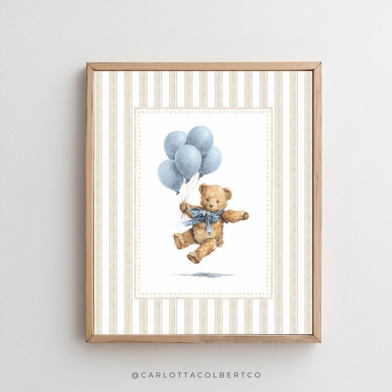 K&ouml;nnte beinhalten: Ein gerahmter Druck mit einer Aquarellillustration eines Teddyb&auml;ren, der mit blauen Luftballons schwebt. Der B&auml;r hat eine blaue Schleife und befindet sich vor einem wei&szlig;en Hintergrund mit einem gepunkteten Rand. Der Rahmen hat ein Streifenmuster.