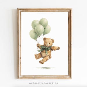 Pu&ograve; includere: Stampa ad acquerello incorniciata di un orsacchiotto con palloncini verdi. L'orso ha un fiocco verde ed &egrave; ambientato su uno sfondo bianco. La cornice &egrave; in legno marrone chiaro.