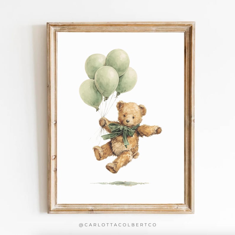 Pu&ograve; includere: Stampa ad acquerello incorniciata di un orsacchiotto con palloncini verdi. L'orso ha un fiocco verde ed &egrave; ambientato su uno sfondo bianco. La cornice &egrave; in legno marrone chiaro.