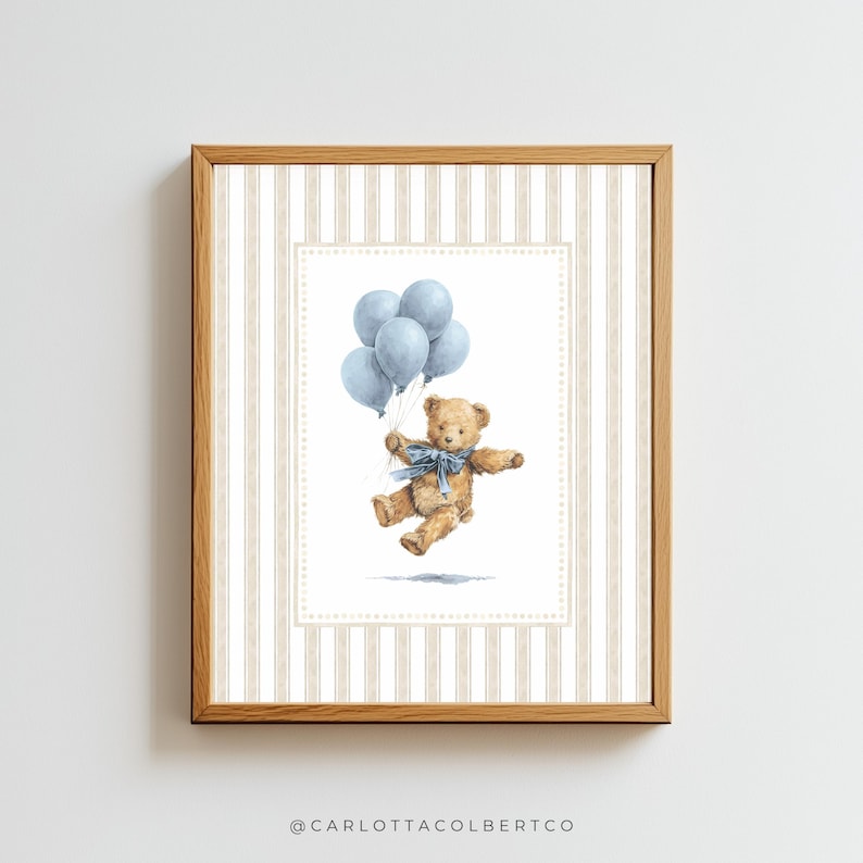 K&ouml;nnte beinhalten: Ein gerahmter Druck mit einer Aquarellillustration eines Teddyb&auml;ren, der mit blauen Luftballons schwebt. Der B&auml;r hat ein blaues Band und ist vor einem gestreiften Hintergrund platziert. Der Rahmen ist aus Holz.