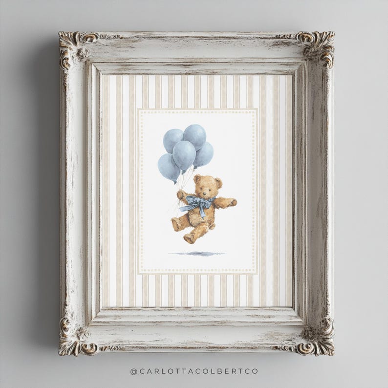 K&ouml;nnte beinhalten: Ein gerahmter Druck mit einer Aquarellillustration eines Teddyb&auml;ren, der blaue Luftballons h&auml;lt. Der B&auml;r hat eine blaue Schleife und schwebt. Der Rahmen ist wei&szlig; mit aufwendigen Details und einem gestreiften Hintergrund.