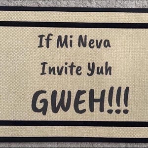 Pode incluir: Tapete retangular com uma superf&iacute;cie bege texturizada e uma borda preta. O texto "If Mi Neva Invite Yuh GWEH!!!" &eacute; impresso em preto, em negrito, no centro do tapete.