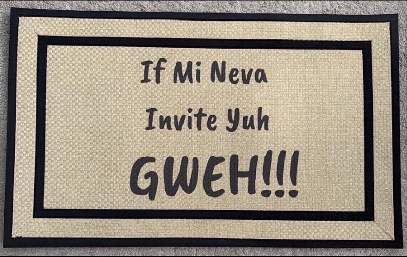 Pode incluir: Tapete retangular com uma superf&iacute;cie bege texturizada e uma borda preta. O texto "If Mi Neva Invite Yuh GWEH!!!" &eacute; impresso em preto, em negrito, no centro do tapete.