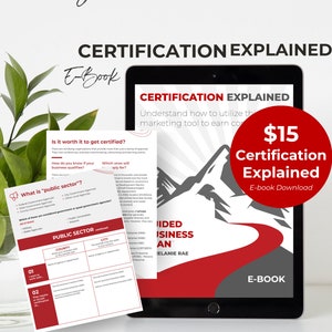 Puede incluir: Una tableta digital roja y blanca con el texto "Certificación explicada" y un gráfico de montaña roja. La tableta está sobre una superficie blanca con una planta blanca y verde en el fondo. El texto "15 € Certificación explicada Descarga del libro electrónico" está en un círculo rojo en la esquina superior derecha de la tableta. Una hoja de papel blanca con el texto "Sector público" está en primer plano.
