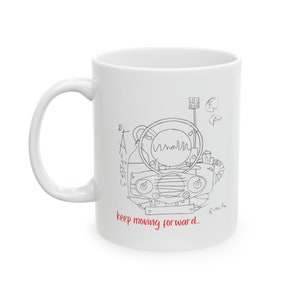 Puede incluir: Taza de cerámica blanca con un dibujo en blanco y negro de una máquina con el texto "keep moving forward..." en rojo.