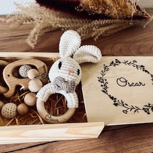 Geschenkbox Babygeschenk Geschenk zur Geburt Erinnerungskiste Rassel Greifling personalisiert Baby Babyparty