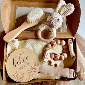Geschenkbox Babygeschenk Geschenk zur Geburt Erinnerungskiste Rassel Greifling personalisiert Baby Babyparty