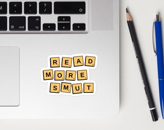 Läs mer Smut-klistermärke: Boklig Scrabble-kakeldesign