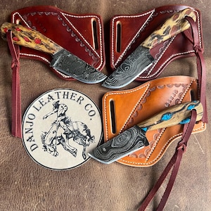 Puede incluir: Un juego de tres tazas de cerámica con un acabado mate moteado. Las tazas son en tonos crema, gris claro y gris oscuro. Cada taza tiene un diseño simple y minimalista y un asa redondeada.