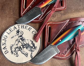 Coltello e fodero in acciaio Damasco dall'aspetto vintage, realizzati a mano in stile cowboy, in edizione limitata.