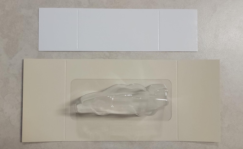 Puede incluir: Un molde de pl&aacute;stico transparente con forma de pez, sobre un fondo blanco. El molde est&aacute; dise&ntilde;ado para hacer chocolate u otras golosinas comestibles.