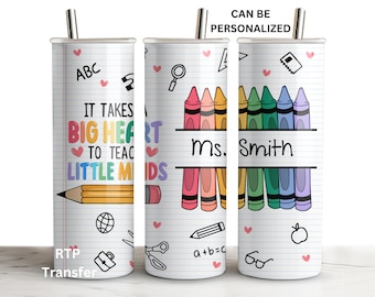 Puede incluir: Tres vasos de acero inoxidable con fondo blanco y líneas negras. Los vasos tienen diseños diferentes. El primer vaso tiene el texto "Se necesita un gran corazón para enseñar a las mentes pequeñas". El segundo vaso tiene una lupa, lápices de colores y el texto "Sra. Smith". El tercero tiene una regla, un lápiz, una manzana y gafas. Los tres vasos tienen una pajita.