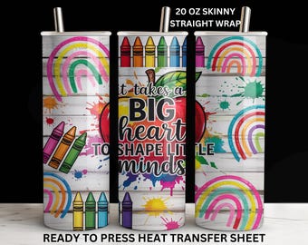 Puede incluir: Un vaso delgado recto de 20 oz con un diseño que presenta un arcoíris, crayones y una manzana. El texto dice: "Se necesita un GRAN corazón para dar forma a las mentes pequeñas". El diseño está sobre un fondo de vetas de madera blanca.