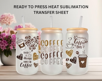 Puede incluir: Tres vasos de café de vidrio esmerilado con tapas de bambú y pajitas. Cada vaso presenta un diseño diferente con temática de café, incluyendo corazones, granos de café y el texto "Coffee". El texto "Ready to Press Heat Sublimation Transfer Sheet" está en la parte superior.