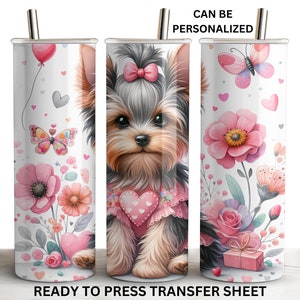 Puede incluir: Un dise&ntilde;o de sublimaci&oacute;n con un lindo cachorro Yorkshire Terrier con flores rosas, mariposas y corazones sobre un fondo blanco. El dise&ntilde;o est&aacute; listo para ser estampado en un vaso de 20 oz.