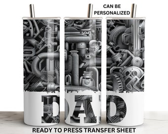 Puede incluir: Un diseño de hoja de transferencia por sublimación para un vaso, que presenta una ilustración en blanco y negro de un diseño mecánico complejo con la palabra "DAD" en una pancarta blanca en el medio. El diseño está listo para ser presionado en un vaso.