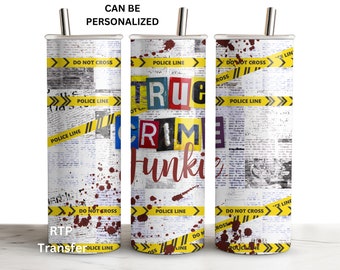 Puede incluir: Tres vasos de acero inoxidable con fondo blanco y cinta de policía amarilla y negra. El vaso del medio tiene las palabras "True Crime Junkie" en letras rojas y negras.