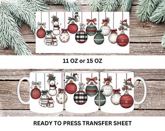 Puede incluir: Tazas de cerámica blancas con un diseño festivo de adornos navideños. Los adornos incluyen bolas rojas, verdes y a cuadros negros, muñecos de nieve y lazos decorativos. También se ve el texto "11 OZ or 15 OZ" y "READY TO PRESS TRANSFER SHEET".