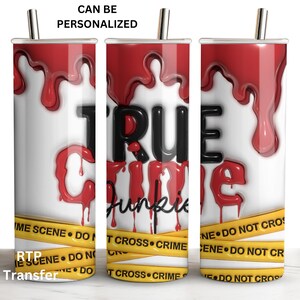 Puede incluir: Un vaso blanco con un dise&ntilde;o de pintura roja que gotea y el texto "TRUE CRIME" en negro. El vaso tiene un dise&ntilde;o de cinta de escena del crimen amarilla y negra alrededor de la parte inferior con el texto "DO NOT CROSS CRIME SCENE DO NOT CROSS".