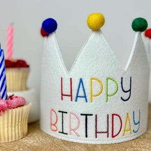 Happy Birthday Gestickte Krone - Gestickte Geburtstagskrone mit Filz PomPoms - Bestickte Kinder Partyhut - Regenbogen Happy Birthday Hut